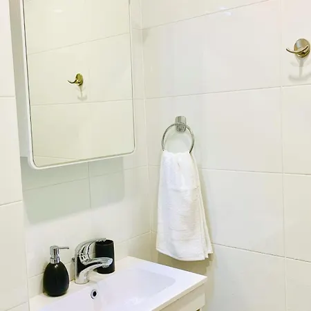 Free Garage, Little France Apartment *