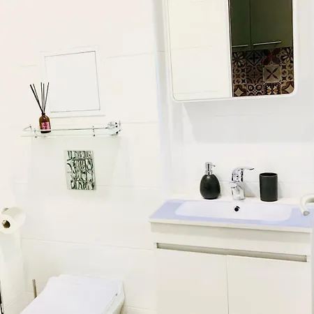 Apartment Free Garage, Little France