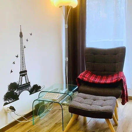 Free Garage, Little France Apartment