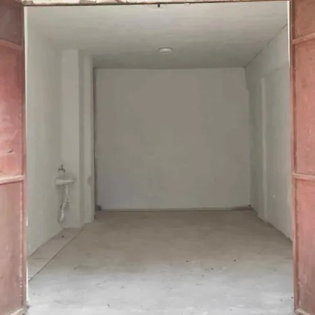 Free Garage, Little France